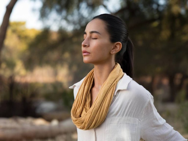 "Les bienfaits thérapeutiques du yoga hormonal pour les femmes"