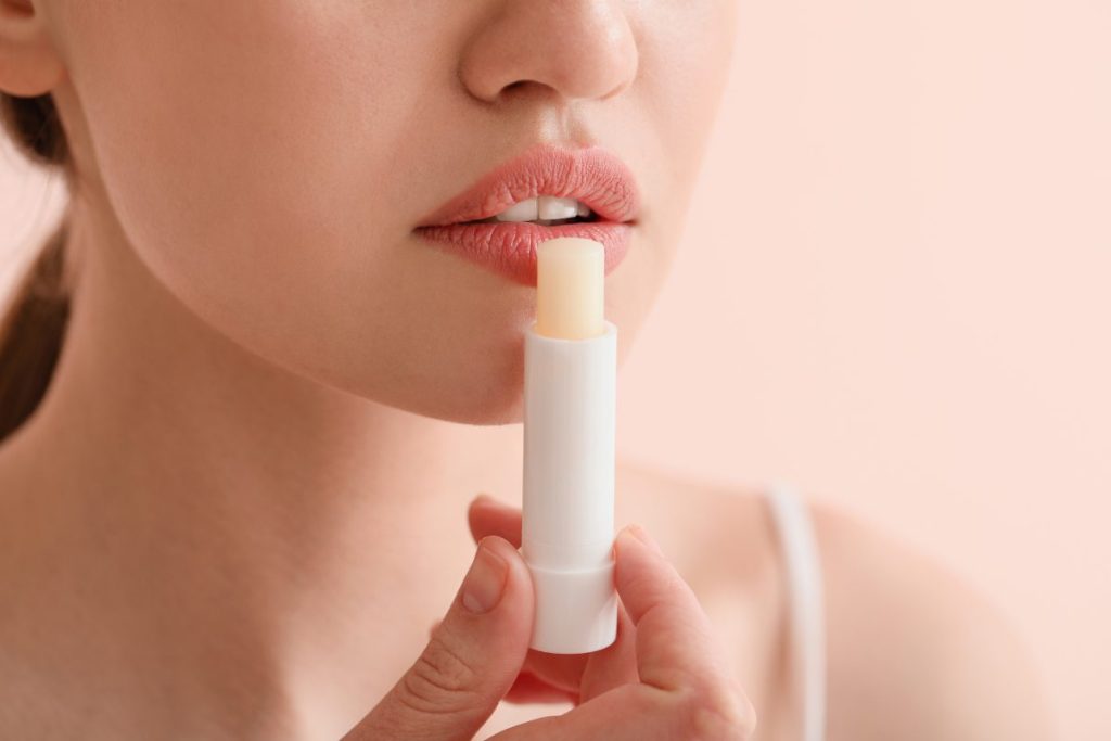 Vous ne devinerez jamais pourquoi votre baume à lèvres est bien plus qu’un simple soin !