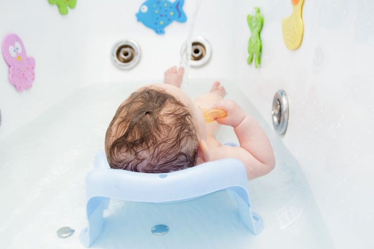 Bébé pleure après le bain ? Ces 3 shampooings vont tout changer !