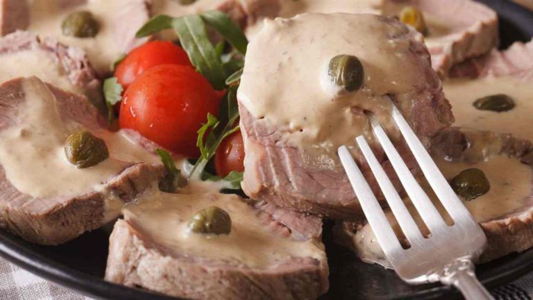 Ce plat de Noël italien fera fondre tout le monde : découvrez le 3ᵉ ingrédient surprise du vitello tonnato !