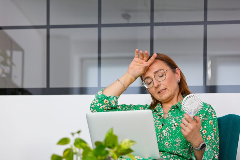 La ménopause coûte cher au travail : 112 millions d’euros perdus et 76% des femmes souffrent en silence — ce que les entreprises refusent de voir