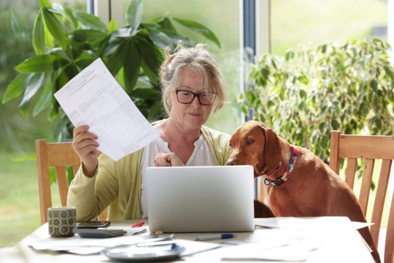 Pauvreté et vieillesse : pourquoi les plus modestes vivent en moyenne 9 ans de moins — le choc des chiffres qui oblige à agir