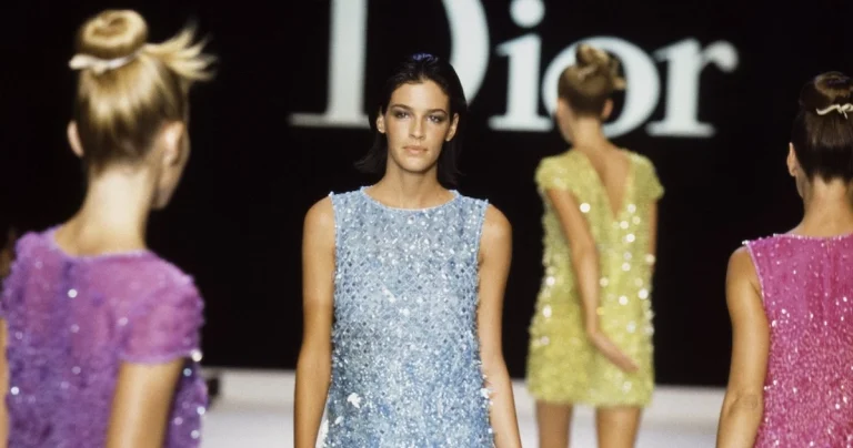 Les années 90 reviennent en force : 7 pièces cultes à adopter d’urgence pour un look 2026 ultra‑stylé