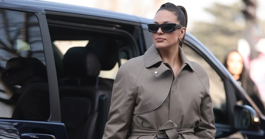 Le trench ceinturé : l’astuce mode inratable pour sublimer toutes les silhouettes curvy cette mi‑saison