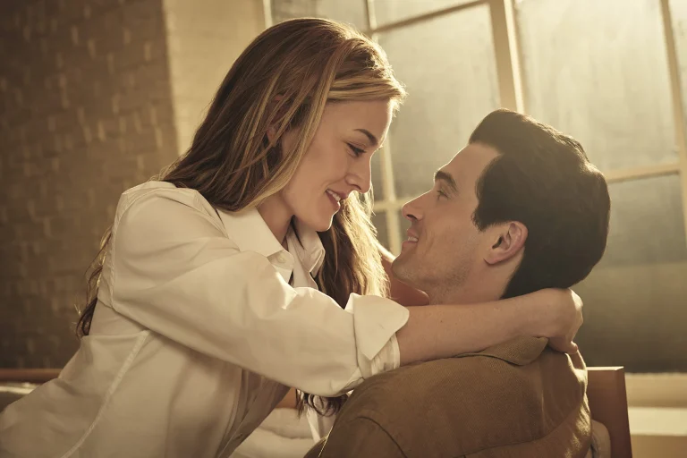 Love Story (épisode 7) : comment les paparazzi ont détruit la vie de Carolyn Bessette — les scènes qui font mal à voir