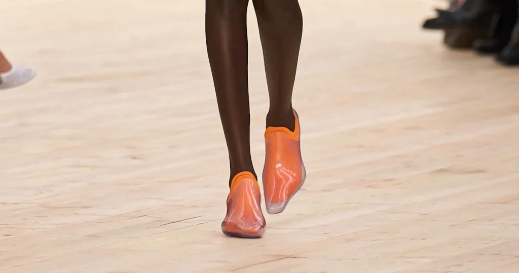 Ces chaussures orange vont envahir l’été 2026 — la paire qui transforme instantanément n’importe quelle tenue (n°3 est irrésistible)
