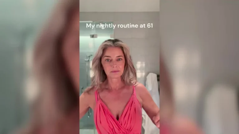 À 61 ans, le secret de Paulina Porizkova pour une peau lumineuse : sa routine du soir révélée (c’est plus simple qu’on croit)