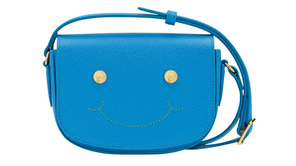 Incontournable cet hiver : la it‑bag bleu qui va remplacer le sac noir dans toutes les garde‑robes (voici comment la porter)