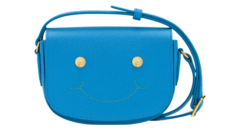 Incontournable cet hiver : la it‑bag bleu qui va remplacer le sac noir dans toutes les garde‑robes (voici comment la porter)