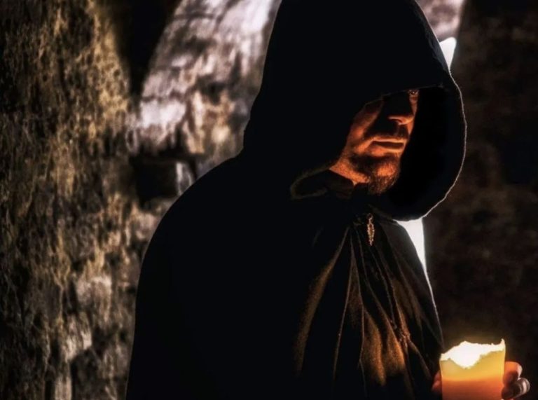 Halloween pas comme les autres : plongez dans l’escape room secrète d’un ancien palais au cœur d’un village médiéval