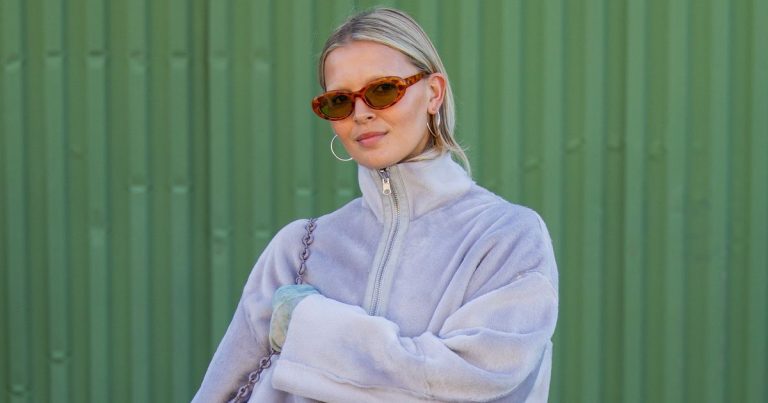 La veste polaire remplace le blazer : 10 façons chic et surprenantes de la porter cet hiver