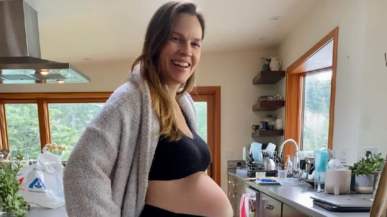 Hilary Swank enceinte à 52 ans : la vidéo surprise qui révèle son 3e enfant et déclenche l’émotion mondiale